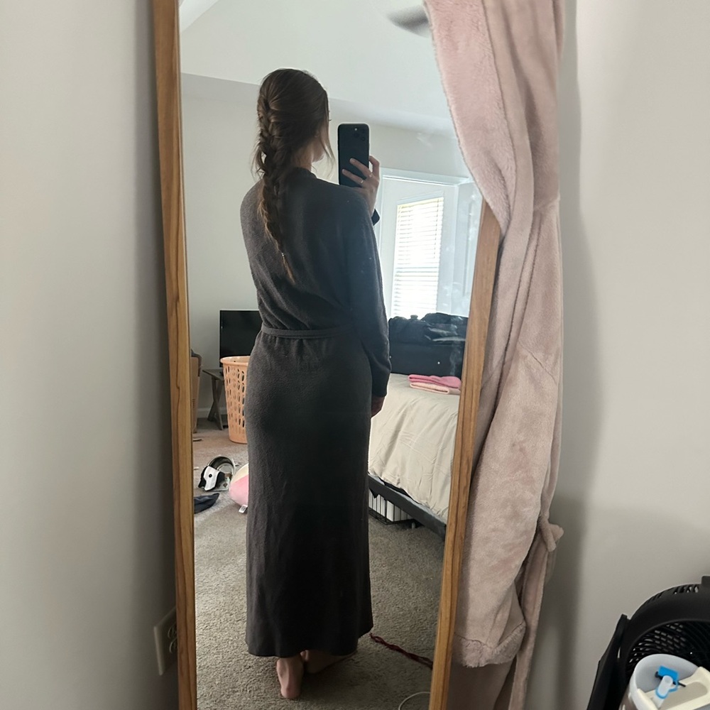 Robe - Picture 2 of 3